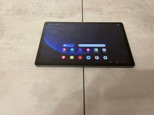 Планшет Б-клас Samsung Galaxy Tab S9 FE (SM-X518U) / 10.9" (2304x1440) TFT / Samsung Exynos 1380 (8 ядер по 2.4 GHz) / 6 GB RAM / 128 GB Memory / Mali-G68 MP5
