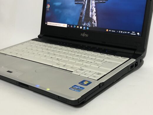 Ноутбук Fujitsu LifeBook S761 / 13.3" (1366x768) TN / Intel Core i5-2520M (2 (4) ядра по 2.5 - 3.2 GHz) / 8 GB DDR3 / 250 GB HDD / Intel HD Graphics 3000 / WebCam / DVD-ROM Ноутбук Fujitsu LifeBook S761 / 13.3" (1366x768) TN / Intel Core i5-2520M (2 (4) ядра по 2.5 - 3.2 GHz) / 8 GB DDR3 / 250 GB HDD / Intel HD Graphics 3000 / WebCam / DVD-ROM