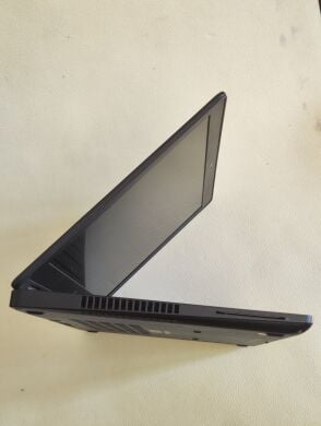 Ноутбук Dell Latitude E5570 / 15.6" (1920x1080) IPS / Intel Core i7-6820HQ (4 (8) ядра по 2.7 - 3.6 GHz) / 8 GB DDR4 / 256 GB SSD / AMD Radeon R7 M370, 2 GB GDDR5, 128-bit / WebCam Ноутбук Dell Latitude E5570 / 15.6" (1920x1080) IPS / Intel Core i7-6820HQ (4 (8) ядра по 2.7 - 3.6 GHz) / 8 GB DDR4 / 256 GB SSD / AMD Radeon R7 M370, 2 GB GDDR5, 128-bit / WebCam