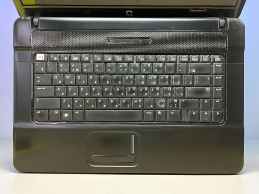 Ноутбук Б-клас HP Compaq 610 / 15.6" (1366x768) TN / Intel Core 2 Duo T5870 (2 ядра по 2.0 GHz) / 2 GB DDR2 / 120 GB SSD / Intel GMA X3100 Graphics / WebCam / АКБ не тримає
