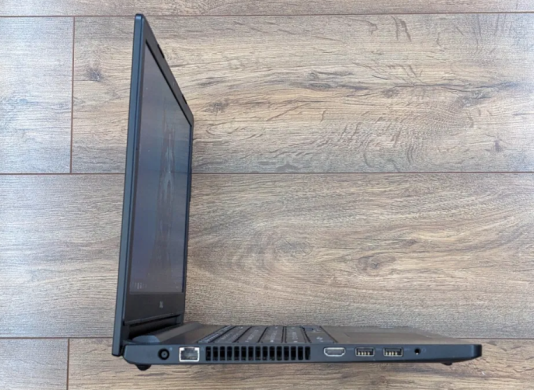 Ігровий ноутбук Dell Latitude 3570 / 15.6" (1366x768) TN / Intel Core i7-6500U (2 (4) ядра по 2.5 - 3.1 GHz) / 8 GB DDR3 / 256 GB SSD / nVidia GeForce 920M, 2 GB DDR3, 64-bit / WebCam
