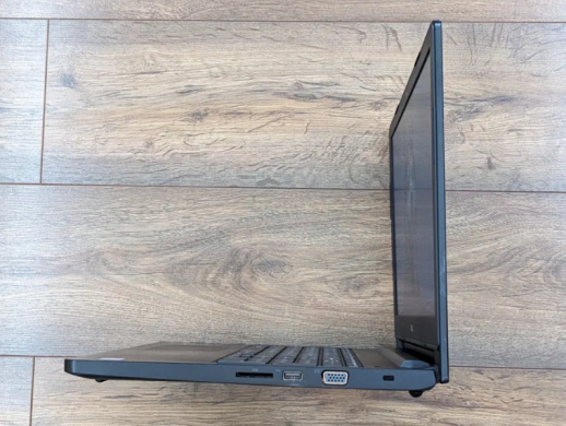 Ігровий ноутбук Dell Latitude 3570 / 15.6" (1366x768) TN / Intel Core i7-6500U (2 (4) ядра по 2.5 - 3.1 GHz) / 8 GB DDR3 / 256 GB SSD / nVidia GeForce 920M, 2 GB DDR3, 64-bit / WebCam