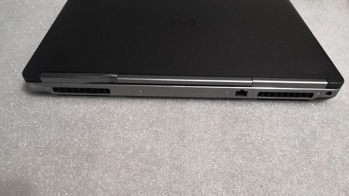 Мобільна робоча станція Б-клас Dell Precision 7710 / 17.3" (1920x1080) IPS / Intel Core i7-6820HQ (4 (8) ядра по 2.7 - 3.6 GHz) / 16 GB DDR4 / 256 GB SSD / nVidia Quadro M4000M, 4 GB GDDR5, 256-bit / WebCam / HDMI