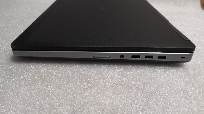 Мобільна робоча станція Б-клас Dell Precision 7710 / 17.3" (1920x1080) IPS / Intel Core i7-6820HQ (4 (8) ядра по 2.7 - 3.6 GHz) / 16 GB DDR4 / 256 GB SSD / nVidia Quadro M4000M, 4 GB GDDR5, 256-bit / WebCam / HDMI