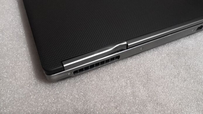 Мобільна робоча станція Б-клас Dell Precision 7710 / 17.3" (1920x1080) IPS / Intel Core i7-6820HQ (4 (8) ядра по 2.7 - 3.6 GHz) / 16 GB DDR4 / 256 GB SSD / nVidia Quadro M4000M, 4 GB GDDR5, 256-bit / WebCam / HDMI