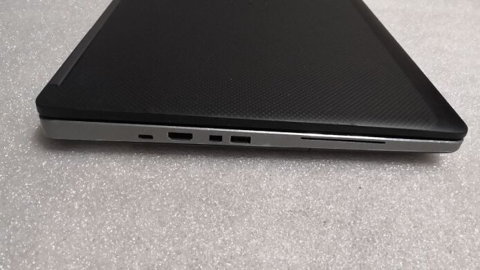 Мобільна робоча станція Б-клас Dell Precision 7710 / 17.3" (1920x1080) IPS / Intel Core i7-6820HQ (4 (8) ядра по 2.7 - 3.6 GHz) / 16 GB DDR4 / 256 GB SSD / nVidia Quadro M4000M, 4 GB GDDR5, 256-bit / WebCam / HDMI