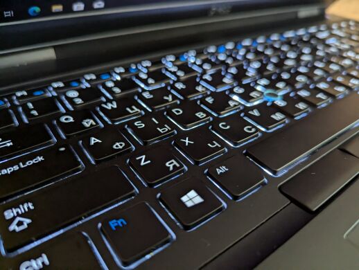 Ноутбук Dell Latitude 5580 / 15.6" (1920x1080) IPS / Intel Core i5-6440HQ (4 ядра по 2.6 - 3.5 GHz) / 16 GB DDR4 / 512 GB SSD / nVidia GeForce 940MX, 2 GB GDDR5, 64-bit / WebCam / TouchID / Windows 10