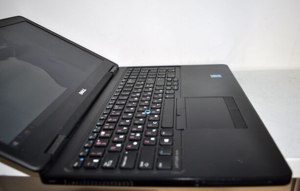 Ноутбук Dell Latitude E5550 / 15.6" (1366x768) TN / Intel Core i7-5600U (2 (4) ядра по 2.6 - 3.2 GHz) / 8 GB DDR3 / 240 GB SSD / Intel HD Graphics 5500 / WebCam / АКБ NEW