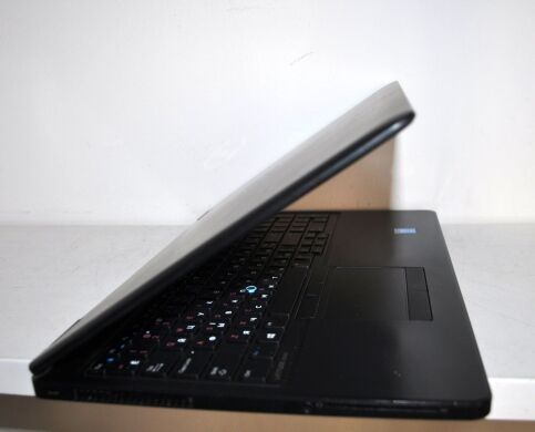 Ноутбук Dell Latitude E5550 / 15.6" (1366x768) TN / Intel Core i7-5600U (2 (4) ядра по 2.6 - 3.2 GHz) / 8 GB DDR3 / 240 GB SSD / Intel HD Graphics 5500 / WebCam / АКБ NEW