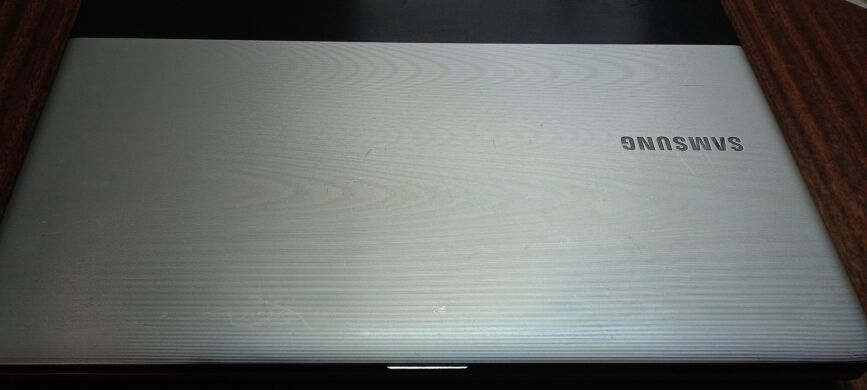 Ноутбук Samsung NP305E7A / 17.3" (1600x900) TN / AMD A6-3420M (4 ядра по 1.5 - 2.4 GHz) / 4 GB DDR3 / 240 GB SSD NEW / AMD Radeon HD 7430M, 1 GB DDR3, 64-bit / WebCam 