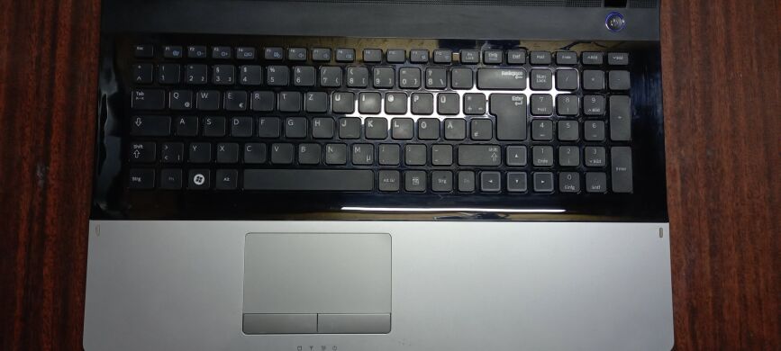 Ноутбук Samsung NP305E7A / 17.3" (1600x900) TN / AMD A6-3420M (4 ядра по 1.5 - 2.4 GHz) / 4 GB DDR3 / 240 GB SSD NEW / AMD Radeon HD 7430M, 1 GB DDR3, 64-bit / WebCam 