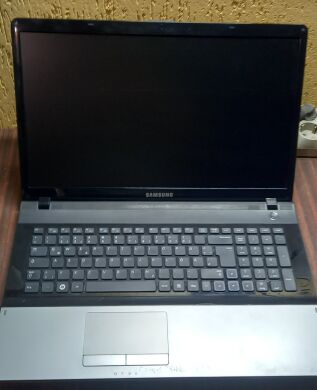 Ноутбук Samsung NP305E7A / 17.3" (1600x900) TN / AMD A6-3420M (4 ядра по 1.5 - 2.4 GHz) / 4 GB DDR3 / 240 GB SSD NEW / AMD Radeon HD 7430M, 1 GB DDR3, 64-bit / WebCam 