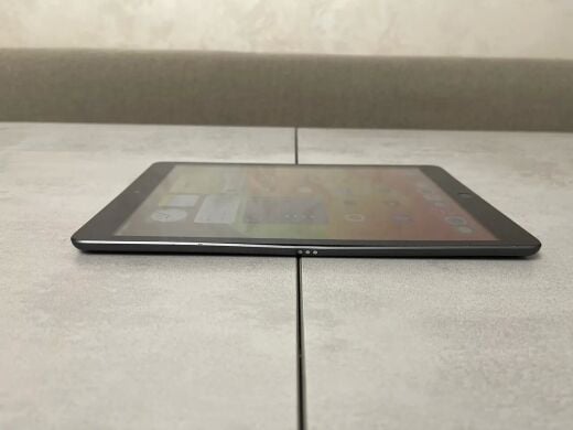 Планшет Б-клас Apple iPad A2270 MYLD2LLA (8th Gen, 2020) / 10.2" (2160x1620) IPS / Apple A12 Bionic (6 ядер до 1.6 - 2.5 GHz) / 3 GB RAM / 128 GB Memory / Wi-Fi