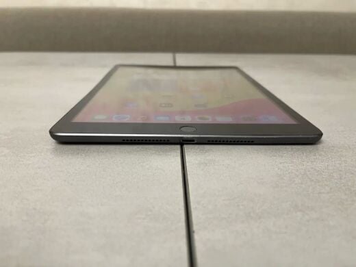 Планшет Б-клас Apple iPad A2270 MYLD2LLA (8th Gen, 2020) / 10.2" (2160x1620) IPS / Apple A12 Bionic (6 ядер до 1.6 - 2.5 GHz) / 3 GB RAM / 128 GB Memory / Wi-Fi