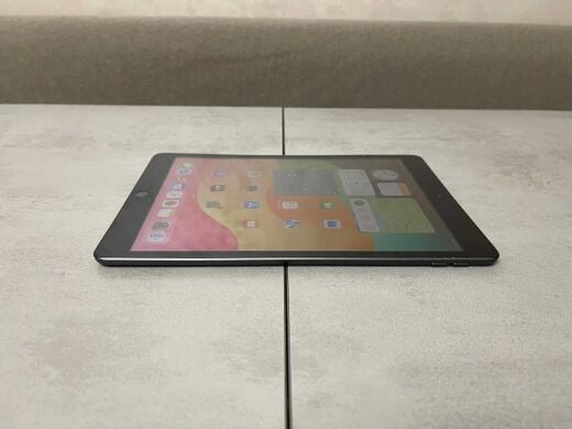 Планшет Б-клас Apple iPad A2270 MYLD2LLA (8th Gen, 2020) / 10.2" (2160x1620) IPS / Apple A12 Bionic (6 ядер до 1.6 - 2.5 GHz) / 3 GB RAM / 128 GB Memory / Wi-Fi