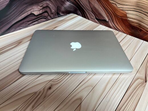 Ультрабук Б-клас Apple MacBook Pro 13 A1502 / 13.3" (2560x1600) IPS / Intel Core i5-5257U (2 (4) ядра по 2.7 - 3.1 GHz) / 16 GB DDR3 / 256 GB SSD / Intel Iris Graphics 6100 / WebCam / MacOS