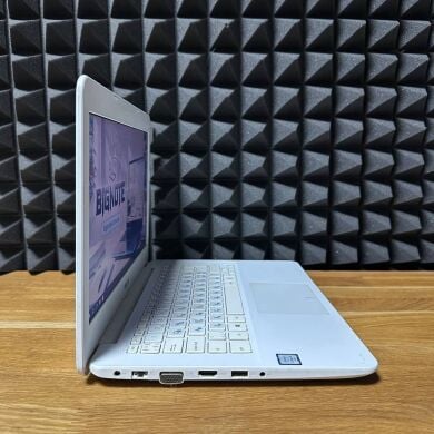 Ультрабук Asus R301U / 13.3" (1366x768) TN / Intel Core i3-6100U (2 (4) ядра по 2.3 GHz) / 8 GB DDR4 / 128 GB SSD / Intel HD Graphics 520 / WebCam / Win 10