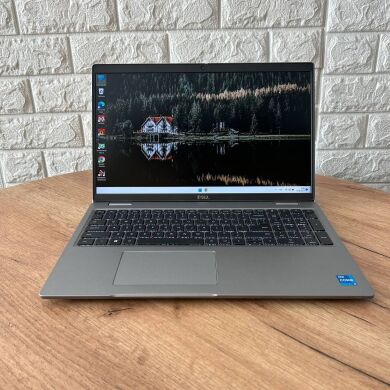 Мобільна робоча станція Б-клас Dell Precision 3560 / 15.6" (1920x1080) IPS / Intel Core i5-1145G7 (4 (8) ядра по 2.6 - 4.4 GHz) / 32 GB DDR4 / 256 GB SSD / nVidia Quadro T500, 4 GB GDDR6, 64-bit / WebCam