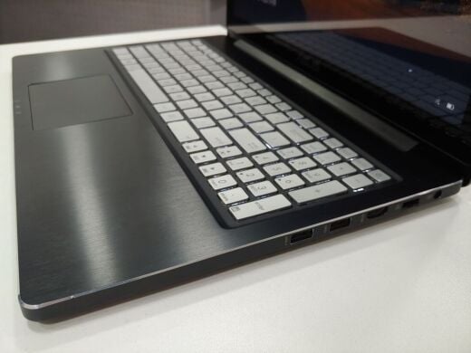 Ноутбук Б-класс Asus Q501L / 15.6" (1920x1080) IPS / Intel Core i5-4200U (2 (4) ядра по 1.6 - 2.6 GHz) / 6 GB DDR3 / 500 GB HDD / Intel HD Graphics 4400 / WebCam