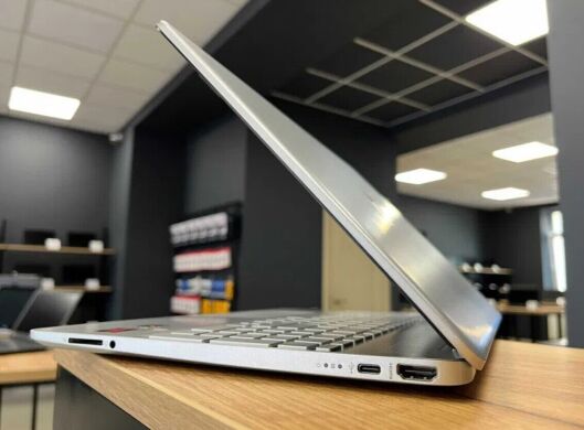 Ультрабук HP 15s-eq2237ng / 15.6" (1920x1080) TN / AMD Ryzen 3 5300U (4 (8) ядра по 2.6 - 3.8 GHz) / 8 GB DDR4 / 512 GB SSD / AMD Radeon Vega 6 / WebCam / Win 10