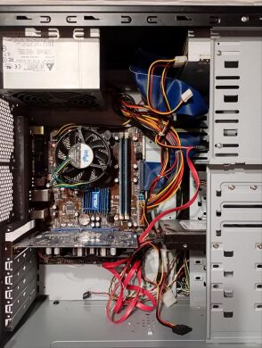 ПК Delux Tower / Intel Core 2 Quad Q8200 (4 ядра по 2.33 GHz) / 4 GB DDR3 / 500 GB HDD / nVidia GeForce GT 240, 512 MB GDDR3, 128-bit / DVD-ROM / 400W