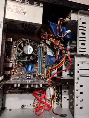 ПК Delux Tower / Intel Core 2 Quad Q8200 (4 ядра по 2.33 GHz) / 4 GB DDR3 / 500 GB HDD / nVidia GeForce GT 240, 512 MB GDDR3, 128-bit / DVD-ROM / 400W