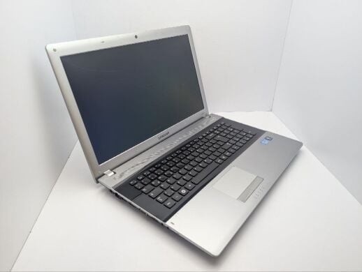 Ноутбук Samsung RV720 / 17.3" (1600x900) TN / Intel Core i5-2410M (2 (4) ядра по 2.3 - 2.9 GHz) / 6 GB DDR3 / 1000 GB HDD / Intel HD Graphics 3000 / WebCam Ноутбук Samsung RV720 / 17.3" (1600x900) TN / Intel Core i5-2410M (2 (4) ядра по 2.3 - 2.9 GHz) / 6 GB DDR3 / 1000 GB HDD / Intel HD Graphics 3000 / WebCam