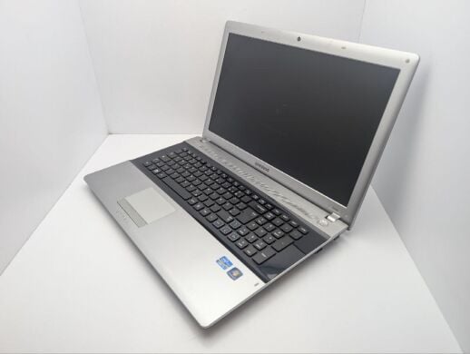 Ноутбук Samsung RV720 / 17.3" (1600x900) TN / Intel Core i5-2410M (2 (4) ядра по 2.3 - 2.9 GHz) / 6 GB DDR3 / 1000 GB HDD / Intel HD Graphics 3000 / WebCam Ноутбук Samsung RV720 / 17.3" (1600x900) TN / Intel Core i5-2410M (2 (4) ядра по 2.3 - 2.9 GHz) / 6 GB DDR3 / 1000 GB HDD / Intel HD Graphics 3000 / WebCam