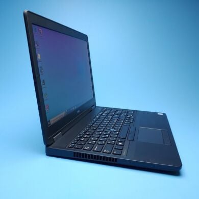 Ігровий ноутбук Dell Latitude E5570 / 15.6" (1366x768) TN / Intel Core i7-6820HQ (4 (8) ядра по 2.7 - 3.6 GHz) / 8 GB DDR4 / 256 GB SSD / AMD Radeon R7 M370, 2 GB GDDR5, 256-bit / Win 10 Pro