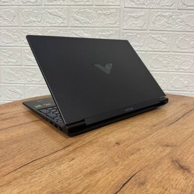 Ігровий ноутбук HP Victus 15-fb2082wm / 15.6" (1920x1080) IPS / AMD Ryzen 5 8645HS (6 (12) ядер по 4.3 - 5.0 GHz) / 16 GB DDR4 / 512 GB SSD / nVidia GeForce RTX 4050, 6 GB GDDR6, 96-bit / WebCam Ігровий ноутбук HP Victus 15-fb2082wm / 15.6" (1920x1080) IPS / AMD Ryzen 5 8645HS (6 (12) ядер по 4.3 - 5.0 GHz) / 16 GB DDR4 / 512 GB SSD / nVidia GeForce RTX 4050, 6 GB GDDR6, 96-bit / WebCam