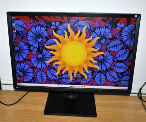 Монітор Б-клас EIZO FlexScan EV2436W / 24" (1920x1200) IPS / USB, VGA, DVI, DisplayPort / Вбудовані колонки 2хx 2W / VESA 100x100 + Кабелі (VGA, DVI, DisplayPort на вибір) та живлення в комплекті