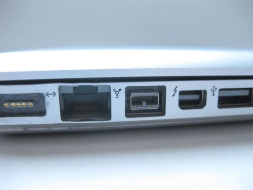 Ноутбук Apple MacBook Pro A1286 / 15.4" (1680x1050) TN / Intel Core i7-2860QM (4 (8) ядра по 2.5 - 3.6 GHz) / 8 GB DDR3 / 256 GB SSD / AMD Radeon HD 6770M, 1 GB GDDR5, 128-bit / WebCam