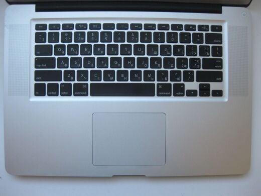 Ноутбук Apple MacBook Pro A1286 / 15.4" (1680x1050) TN / Intel Core i7-2860QM (4 (8) ядра по 2.5 - 3.6 GHz) / 8 GB DDR3 / 256 GB SSD / AMD Radeon HD 6770M, 1 GB GDDR5, 128-bit / WebCam
