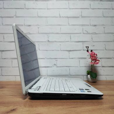 Ноутбук Б-класс Toshiba Satellite L775D-12T / 17.3" (1600x900) TN / Intel Core i5-2520M (2 (4) ядра по 2.5 - 3.2 GHz) / 8 GB DDR3 / 128 GB SSD / nVidia GeForce GT 525M, 1 GB GDDR3, 128-bit / WebCam / DVD-ROM