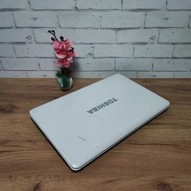 Ноутбук Б-класс Toshiba Satellite L775D-12T / 17.3" (1600x900) TN / Intel Core i5-2520M (2 (4) ядра по 2.5 - 3.2 GHz) / 8 GB DDR3 / 128 GB SSD / nVidia GeForce GT 525M, 1 GB GDDR3, 128-bit / WebCam / DVD-ROM