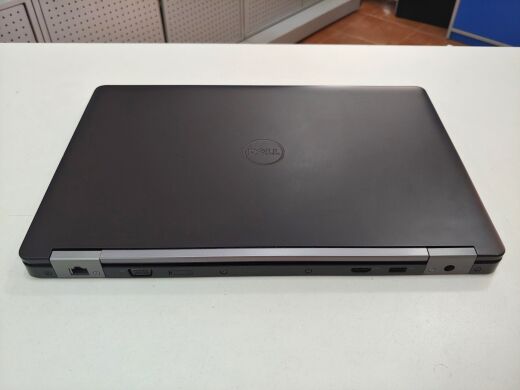 Ноутбук Dell Latitude E5570 / 15.6" (1366x768) TN LED / Intel Core i3-6100U (2 (4) ядра по 2.3 GHz) / 8 GB DDR4 / 240 GB SSD / WebCam Ноутбук Dell Latitude E5570 / 15.6" (1366x768) TN LED / Intel Core i3-6100U (2 (4) ядра по 2.3 GHz) / 8 GB DDR4 / 240 GB SSD / WebCam