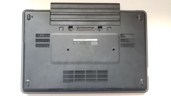 Ноутбук Б-клас Dell Latitude E5540 / 15.6" (1920x1080) TN / Intel Core i7-4600U (2 (4) ядра по 2.1 - 3.3 GHz) / 8 GB DDR3 / 200 GB SSD + 500 GB HDD / nVidia GeForce GT 720M, 2 GB GDDR3, 64-bit / WebCam / DVD-ROM