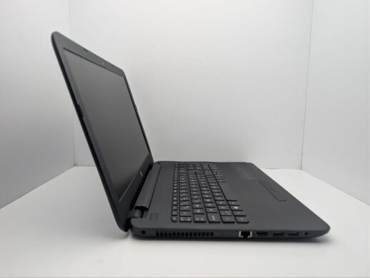 Ноутбук HP Pavillion 15 / 15.6" (1920x1080) TN / Intel Celeron N3060 (2 ядра по 1.6 - 2.4 GHz) / 8 GB DDR3 / 120 GB SSD / Intel Graphics / WebCam