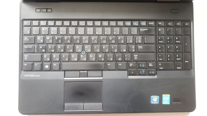 Ноутбук Б-клас Dell Latitude E5540 / 15.6" (1920x1080) TN / Intel Core i7-4600U (2 (4) ядра по 2.1 - 3.3 GHz) / 8 GB DDR3 / 200 GB SSD + 500 GB HDD / nVidia GeForce GT 720M, 2 GB GDDR3, 64-bit / WebCam / DVD-ROM