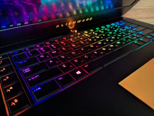 Ігровий ноутбук Dell Alienware 15 R4 / 15.6" (3840x2160) IPS / Intel Core i9-8950HK (6 (12) ядер по 2.9 - 4.8 GHz) / 16 GB DDR4 / 512 GB SSD / nVidia GeForce GTX 1080, 8 GB GDDR5X, 256-bit / WebCam / Windows 10