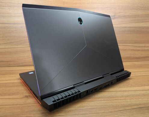 Ігровий ноутбук Dell Alienware 15 R4 / 15.6" (3840x2160) IPS / Intel Core i9-8950HK (6 (12) ядер по 2.9 - 4.8 GHz) / 16 GB DDR4 / 512 GB SSD / nVidia GeForce GTX 1080, 8 GB GDDR5X, 256-bit / WebCam / Windows 10