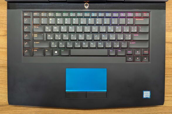 Ігровий ноутбук Dell Alienware 15 R4 / 15.6" (3840x2160) IPS / Intel Core i9-8950HK (6 (12) ядер по 2.9 - 4.8 GHz) / 16 GB DDR4 / 512 GB SSD / nVidia GeForce GTX 1080, 8 GB GDDR5X, 256-bit / WebCam / Windows 10