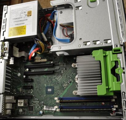 Компьютер Fujitsu Esprimo D756 E85 SFF / Intel Core i5-6500 (4 ядра по 3.2 - 3.6 GHz) / 8 GB DDR4 / 250 GB HDD / Intel HD Graphics 530 / DVD-ROM / Windows 10 Pro + Кабель с DisplayPort на VGA