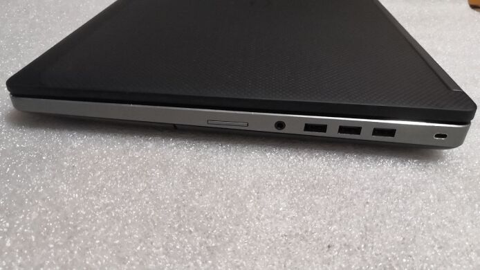 Мобильная рабочая станция Dell Precision 7720 / 17.3" (1920x1080) IPS / Intel Core i5-7300HQ (4 ядра по 2.5 - 3.5 GHz) / 16 GB DDR4 / 240 GB SSD / nVidia Quadro M1200, 4 GB GDDR5, 128-bit / WebCam / HDMI