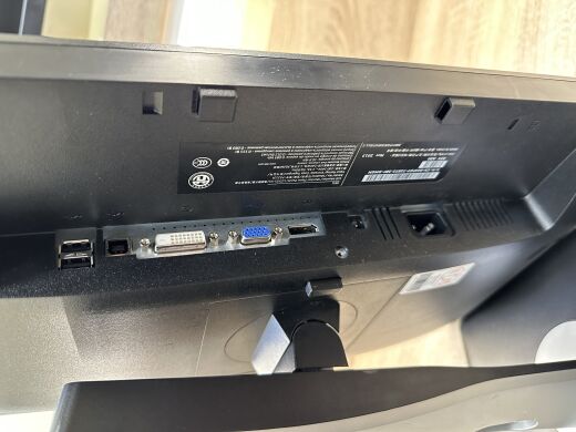 Монітор Dell P2213f / 22" (1680x1050) TN / VGA, DVI, DisplayPort, USB 2.0