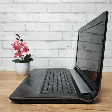 Ноутбук Asus N73S / 17.3" (1920x1080) TN / Intel Core i7-2630QM (4 (8) ядра по 2.0 - 2.9 GHz) / 20 GB DDR3 / 512 GB SSD / nVidia GeForce GT 520M, 1 GB GDDR3, 64-bit / WebCam