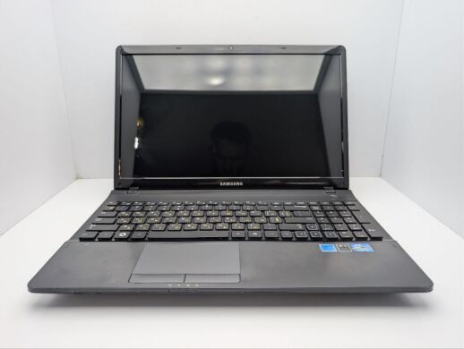 Ноутбук Samsung NP300E5A / 15.6" (1366x768) TN / Intel Core i3-2350M (2 (4) ядра по 2.3 GHz) / 6 GB DDR3 / 500 GB HDD / Intel HD Graphics 3000 / WebCam / DVD-ROM