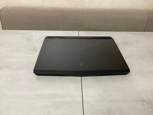 Ігровий ноутбук Dell Alienware 17 R5 / 17.3" (1920x1080) IPS / Intel Core i7-8750H (6 (12) ядра по 2.2 - 4.1 GHz) / 16 GB DDR4 / 512 GB SSD M.2 + 1000 GB HDD / nVidia GeForce GTX 1070, 8 GB GDDR5, 256-bit / WebCam