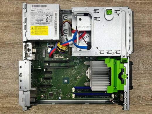 Компьютер Fujitsu Esprimo D757 E90 SFF / Intel Core i5-6600 (4 ядра по 3.3 - 3.9 GHz) / 8 GB DDR4 / 240 GB SSD / Intel HD Graphics 530 / DVD-ROM Компьютер Fujitsu Esprimo D757 E90 SFF / Intel Core i5-6600 (4 ядра по 3.3 - 3.9 GHz) / 8 GB DDR4 / 240 GB SSD / Intel HD Graphics 530 / DVD-ROM