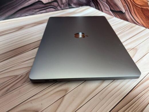 Ультрабук Б-клас Apple MacBook Pro 13 (2019) / 13.3" (2560x1600) IPS / Intel Core i5-8257U (4 (8) ядра по 1.4 - 3.9 GHz) / 8 GB DDR3 / 256 GB SSD / Intel Iris Plus Graphics 645 / WebCam / MacOS